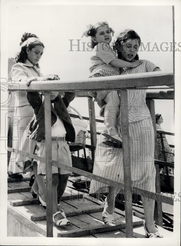 Press Photo Family evacuates ship after Greek earthquake - Historic Images