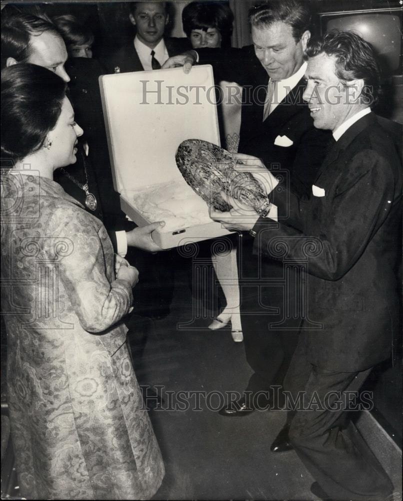 1968 Press Photo Princess Margaret. Lord Snowdon holds Finnish glassware - Historic Images