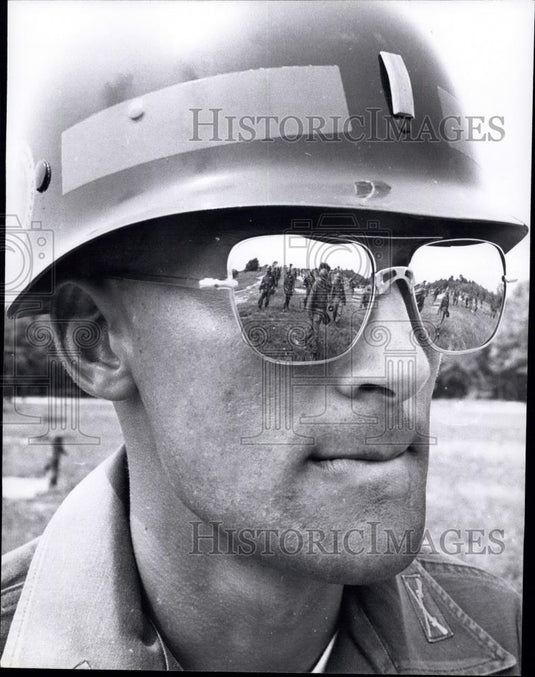 Press Photo Lt. Smith leading at his men in basic training - Historic Images