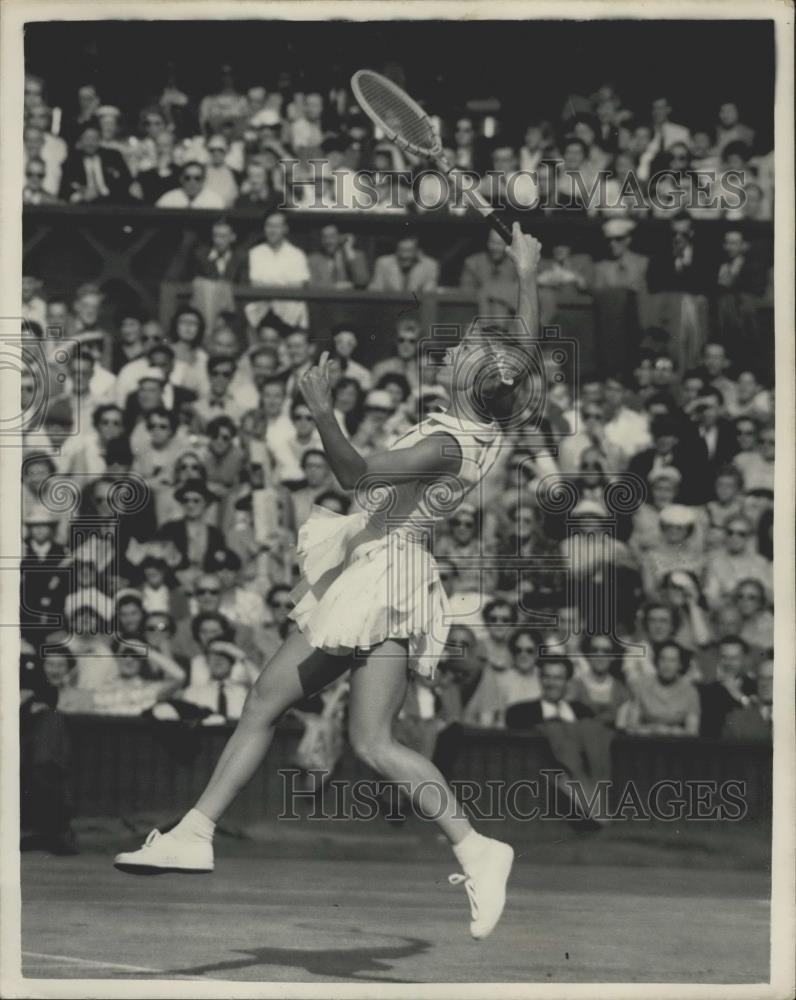 1955 Press Photo Tennis at Wimbledon Women&#39;s Singles Semi-Final,J. Pieitz U.S.A - Historic Images