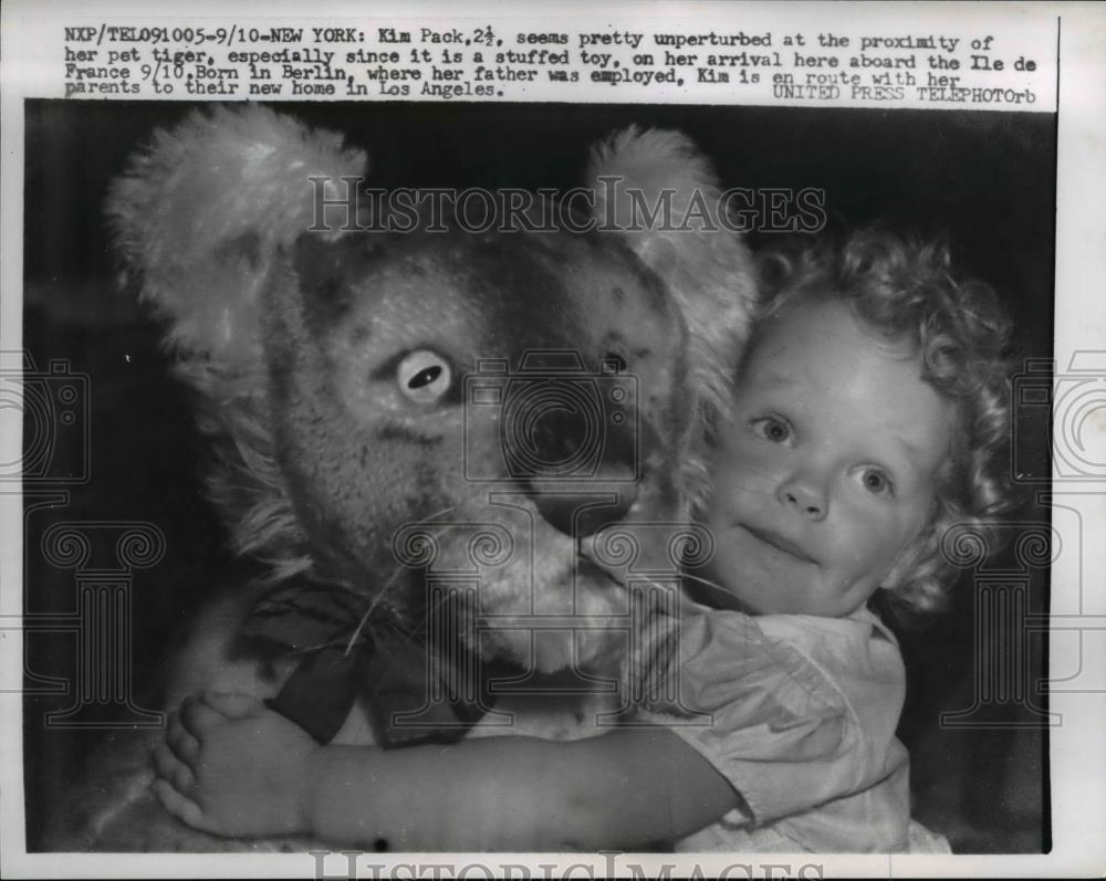 1957 Press Photo New York Kim Pack unperturbed by her pet tiger on her arrival - Historic Images