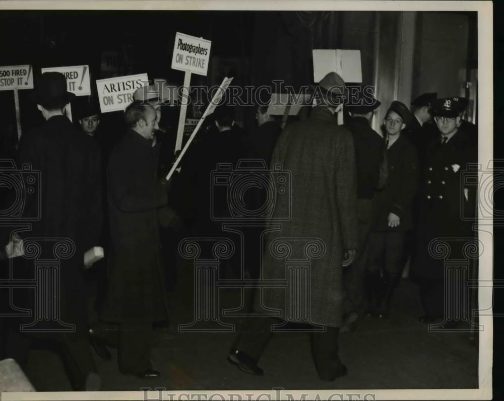 1938 Press Photo The guild strikers in front of Hearst Building - Historic Images