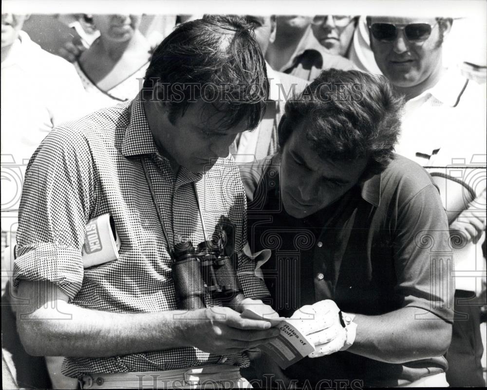 1971 Press Photo Tony Jacklin and referee consult the rulle book at golf - Historic Images