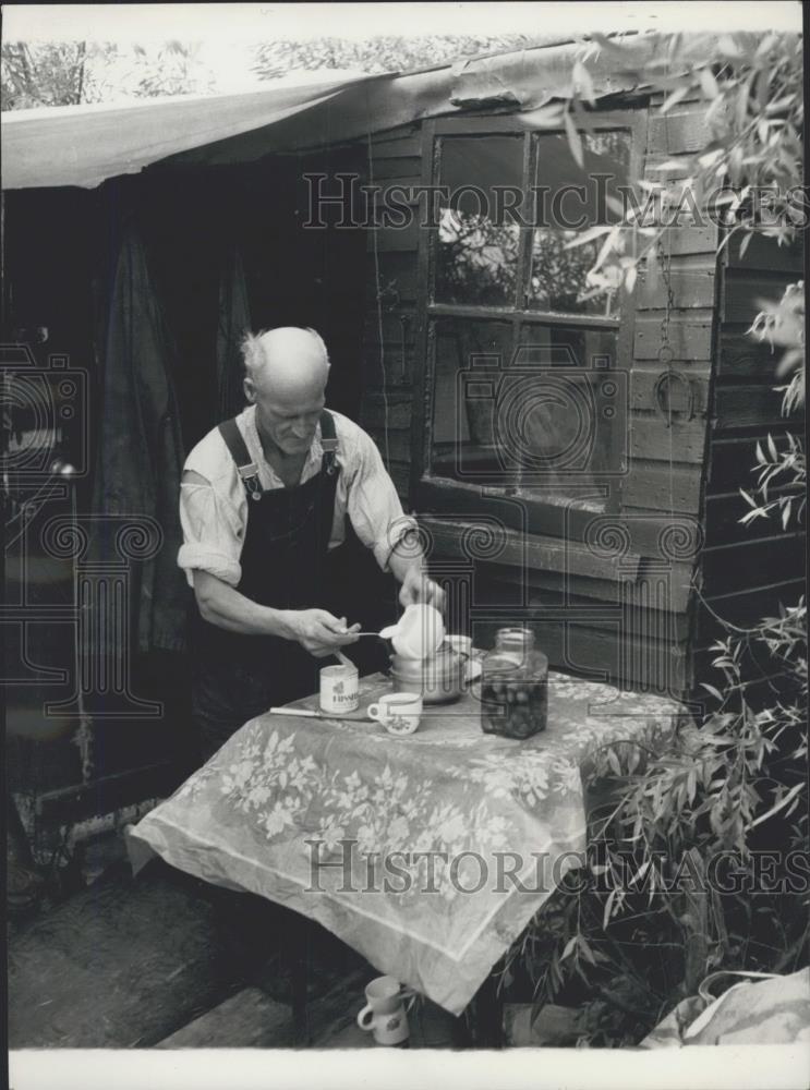 Press Photo Frank Gunnell at his home in the forest - Historic Images