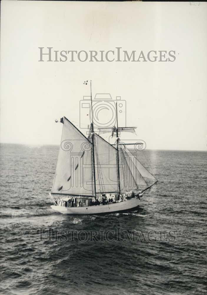 Press Photo Sailboats on the Ocean - Historic Images