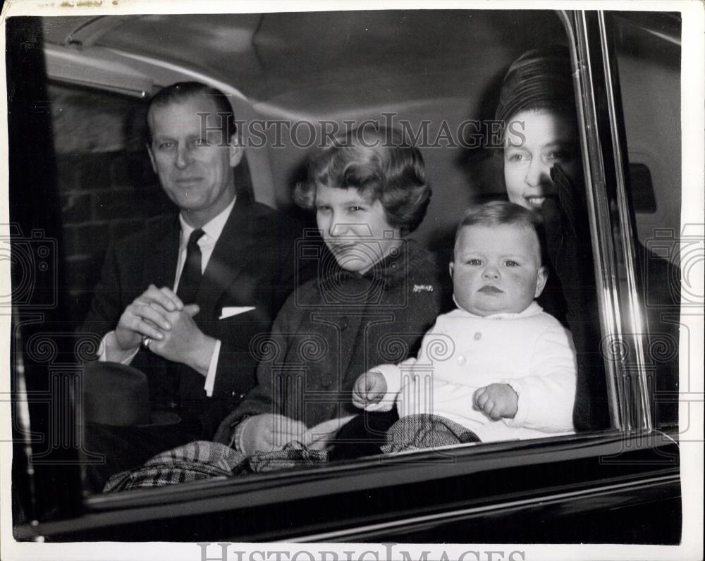 1961 Press Photo H.M. The Queen and Prince Philip with their children - Historic Images