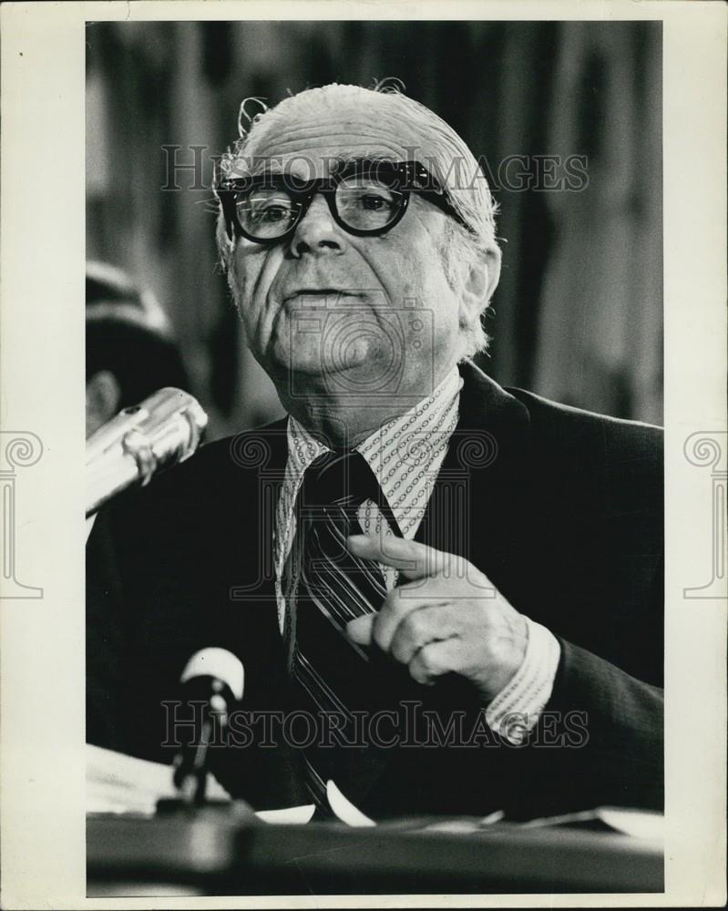 Press Photo Man giving a speech - Historic Images