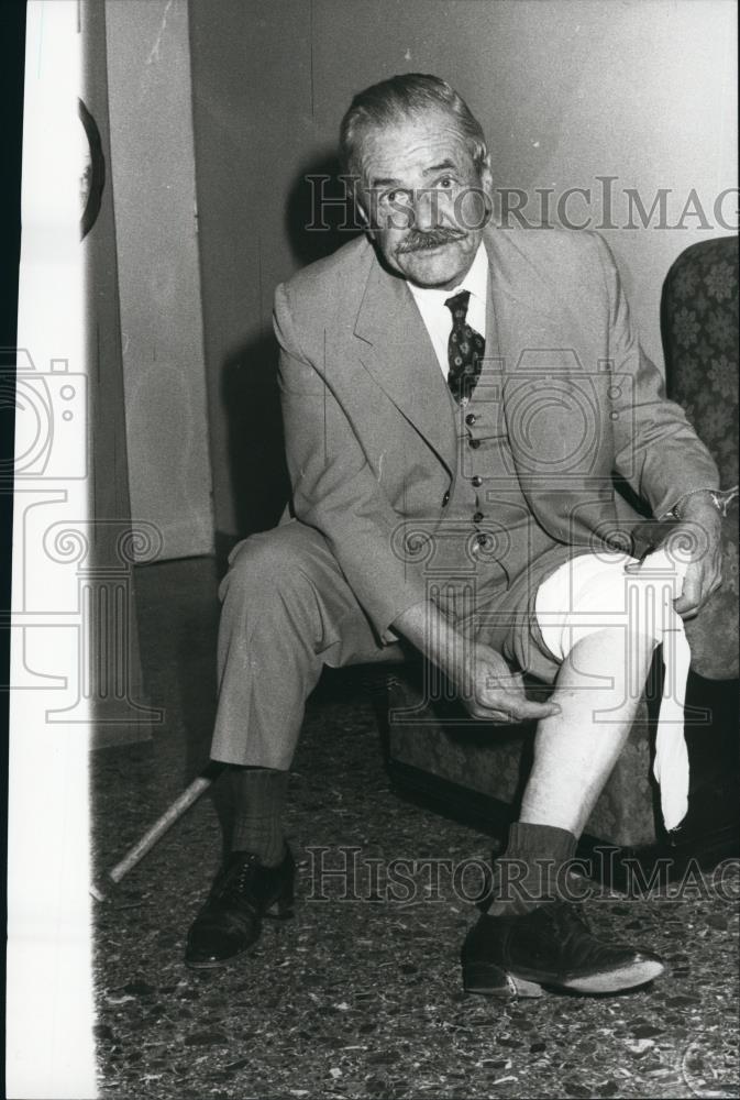 Press Photo Greek Man Pulling His Pants Leg Up To Show His Wound-Athens - Historic Images