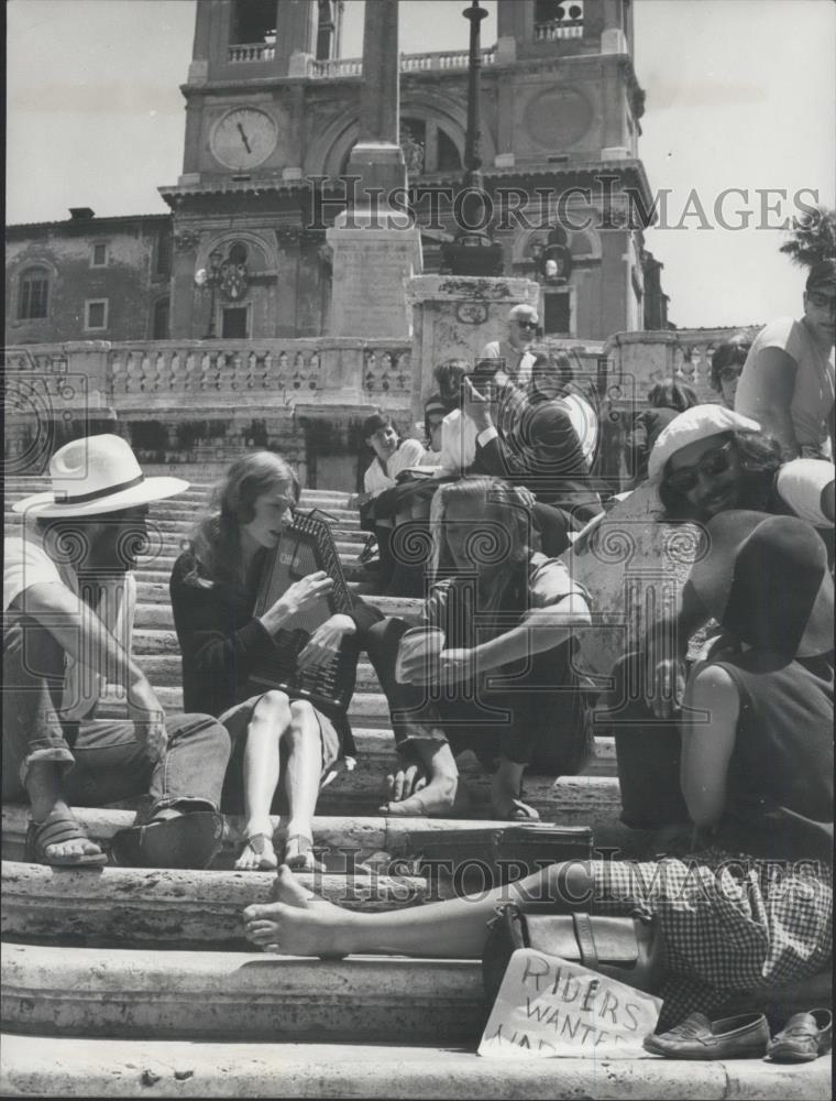 1965 Press Photo Tourists on the famous Steps of Piazza di Spagna;Rome - Historic Images