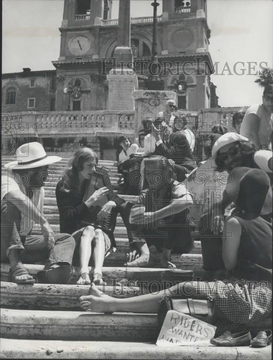 1965 Press Photo Tourists on the famous Steps of Piazza di Spagna;Rome - Historic Images