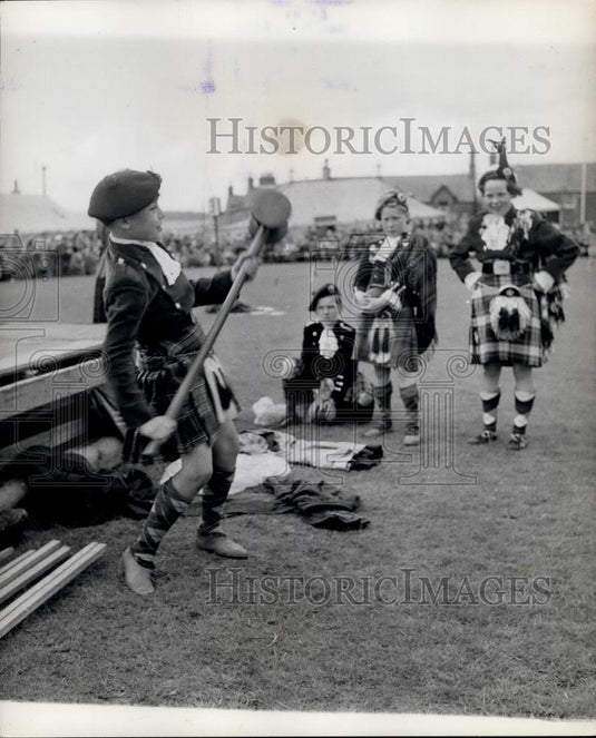 Press Photo Crieff Highland Gathering At Market Park - Historic Images
