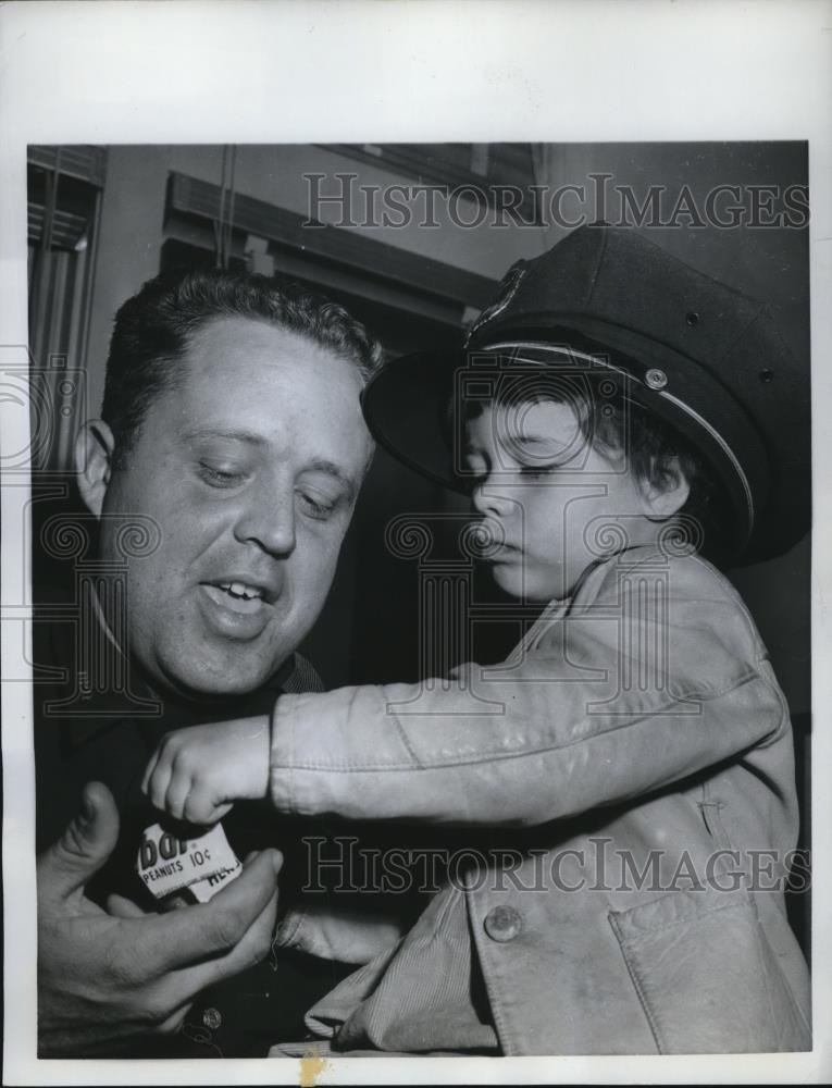 1960 Press Photo of Deborah Hope Henderson, 3 and Patrolman A.B. Gass. - Historic Images