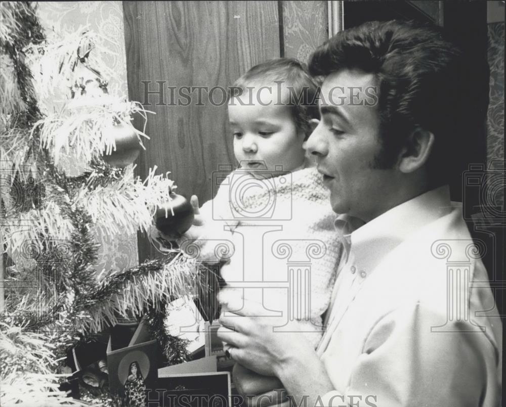 Press Photo Tony Jacklin lets Bradley explore his first Christmas tree - Historic Images