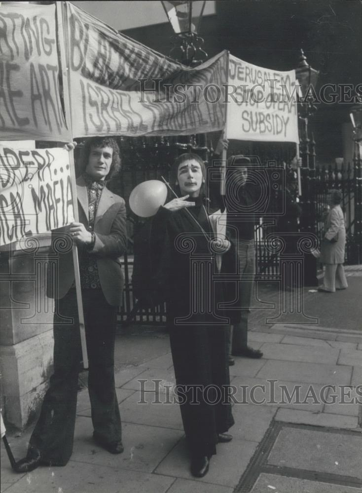 1973 Press Photo Mime Artist In Protest At Israeli Embassy - Historic Images