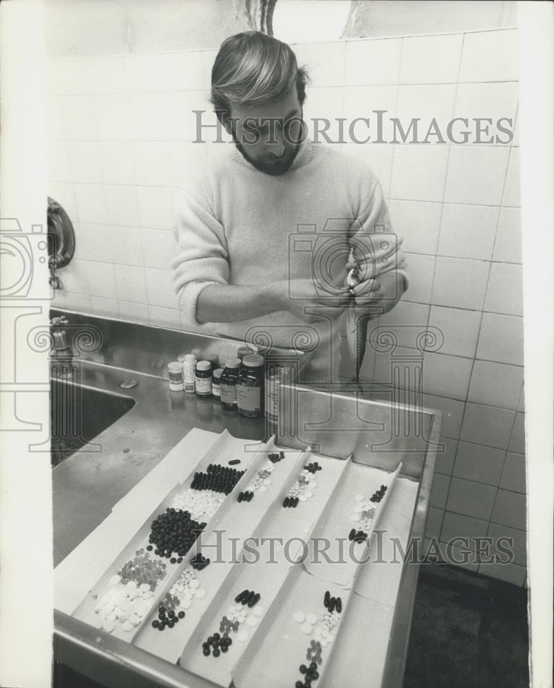 1973 Press Photo Zoo keeper prepares vitamins for dolphins - Historic Images