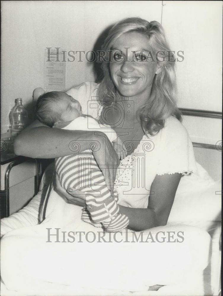 1975 Press Photo It&#39;s a Girl for Kiki Caron - Historic Images