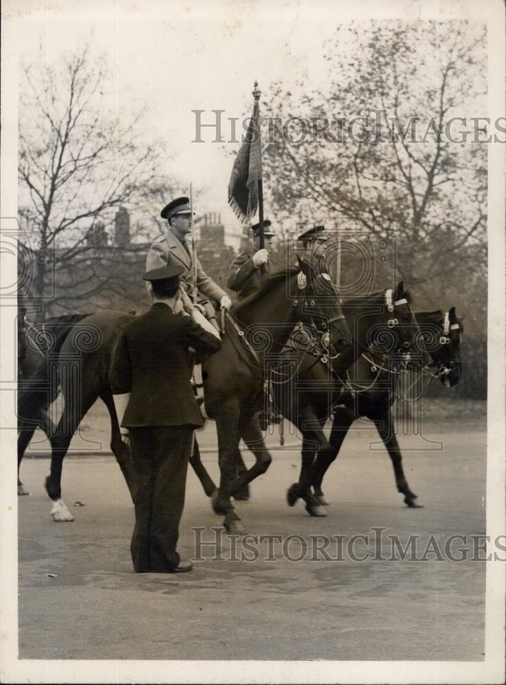 1945 Press Photo a policemen salutes Royal Standard as the Life Guards go by - Historic Images