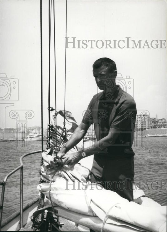 Press Photo Man Pulling Down His Sails - Historic Images