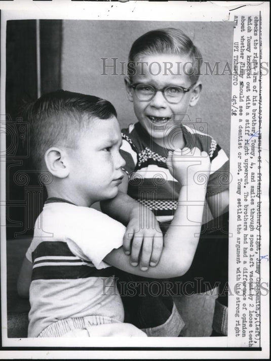 1958 Press Photo Tommy hits Brother Jimmy Greensmith to knock out Loose Tooth - Historic Images