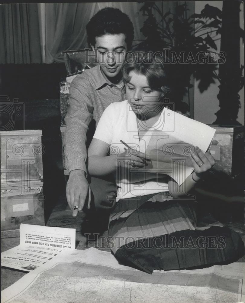 1961 Press Photo Race Car driver Penny &amp; Peter - Historic Images