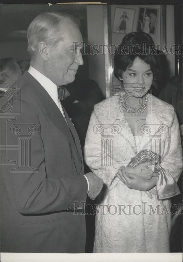 1959 Press Photo Actors Maurice Chevalier &amp; Pascale Petit - Historic Images