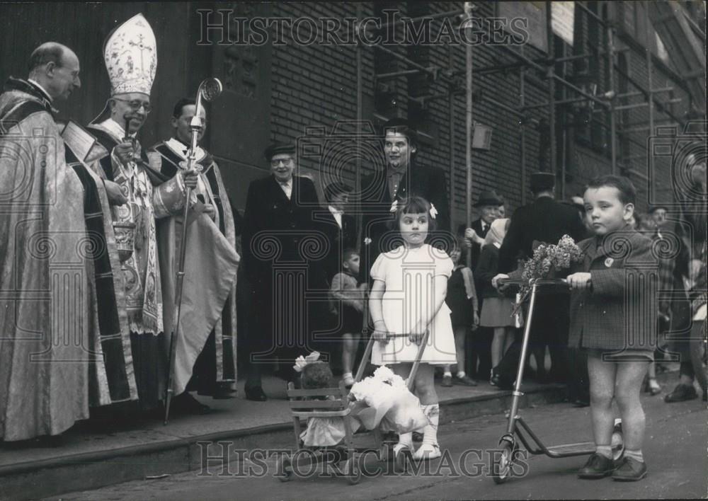 1955 Press Photo Blessing of Vehicles: Monsignor Vuccino former Archbishop - Historic Images