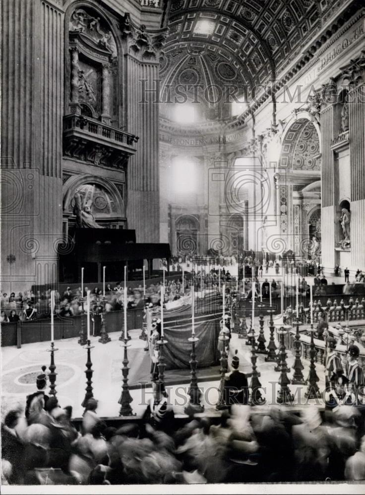 1958 Press Photo Pope Pies XIII funeral inside St. Peter&#39;s Basilica, Rome - Historic Images