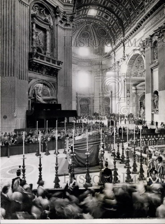 1958 Press Photo Pope Pies XIII funeral inside St. Peter's Basilica, Rome - Historic Images