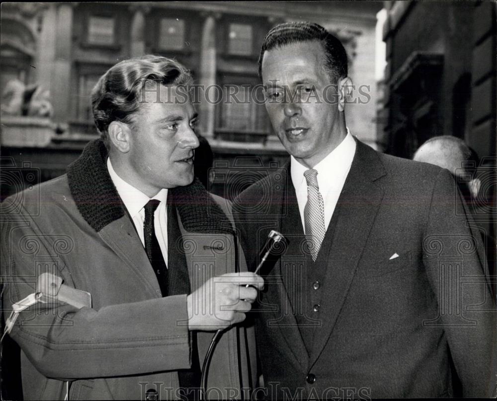 1963 Press Photo Sir Keith Joseph and reporter - Historic Images