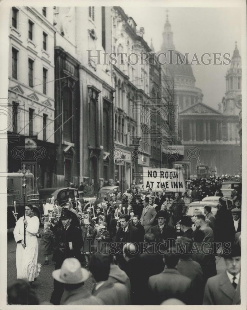 1961 Press Photo Bishops Lead Torchlight Procession For London;s Homeless - Historic Images