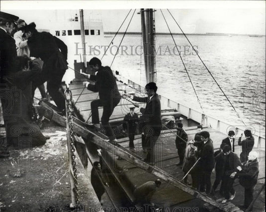 1978 Press Photo Englishman & 10 Asians Picked Up In Dinghy - Historic Images
