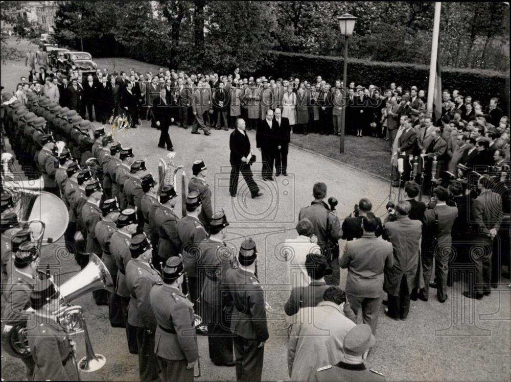 1955 Press Photo Dr. Adenauer, sec of state Globke &amp; Kilb at hoisting the flag - Historic Images