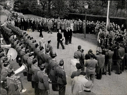 1955 Press Photo Dr. Adenauer, sec of state Globke & Kilb at hoisting the flag - Historic Images