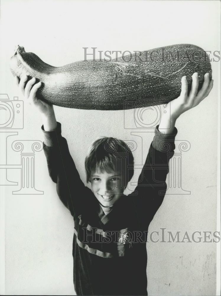 Press Photo The gigantic zucchini - Historic Images