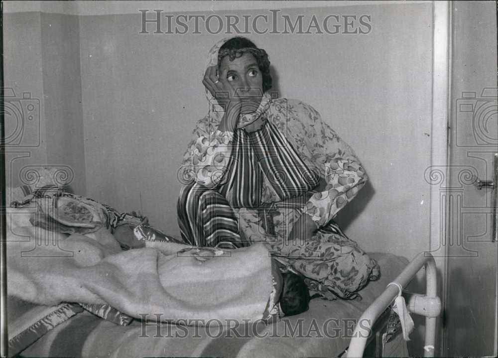 Press Photo Concerned Mother Waits over Injured Child - Historic Images