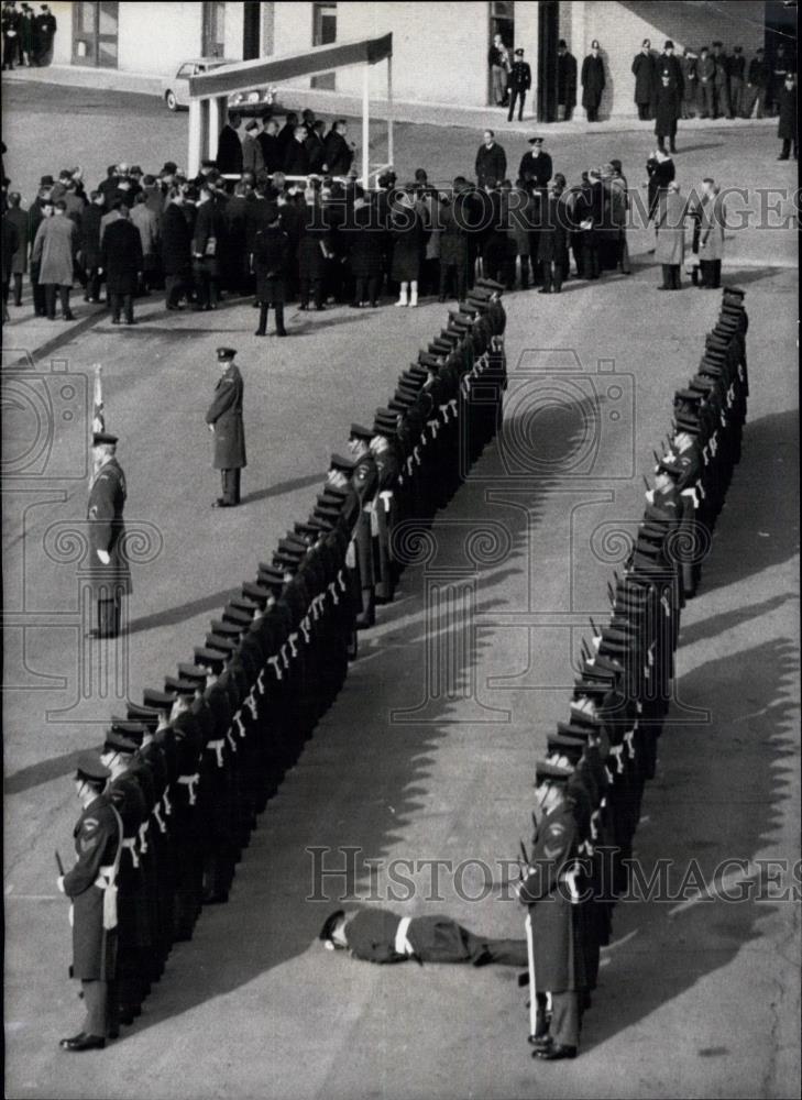 1967 Press Photo Member Of Royal Air Force Guard Of Honour Faints - Historic Images