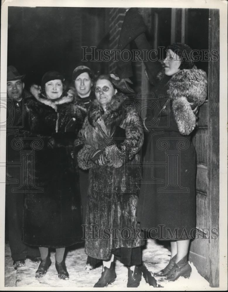 1966 Press Photo Fay Hasson &amp; others at Goodyear plant strike - Historic Images