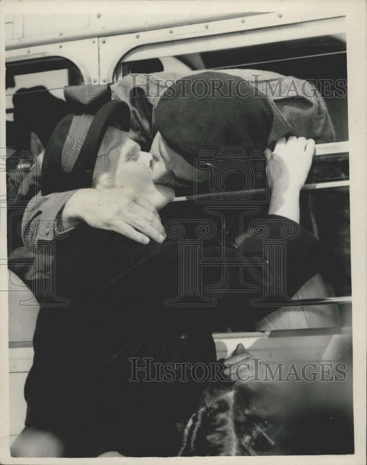 1953 Press Photo Families Welcome The Prisoners From Korea Mrs. Milnes - Historic Images