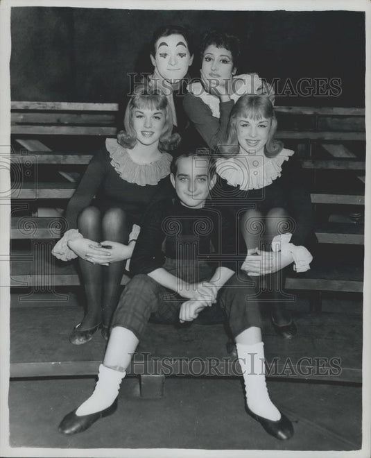 Press Photo ActorAnthony Newley and Anna Quayle Stars (last row). - Historic Images