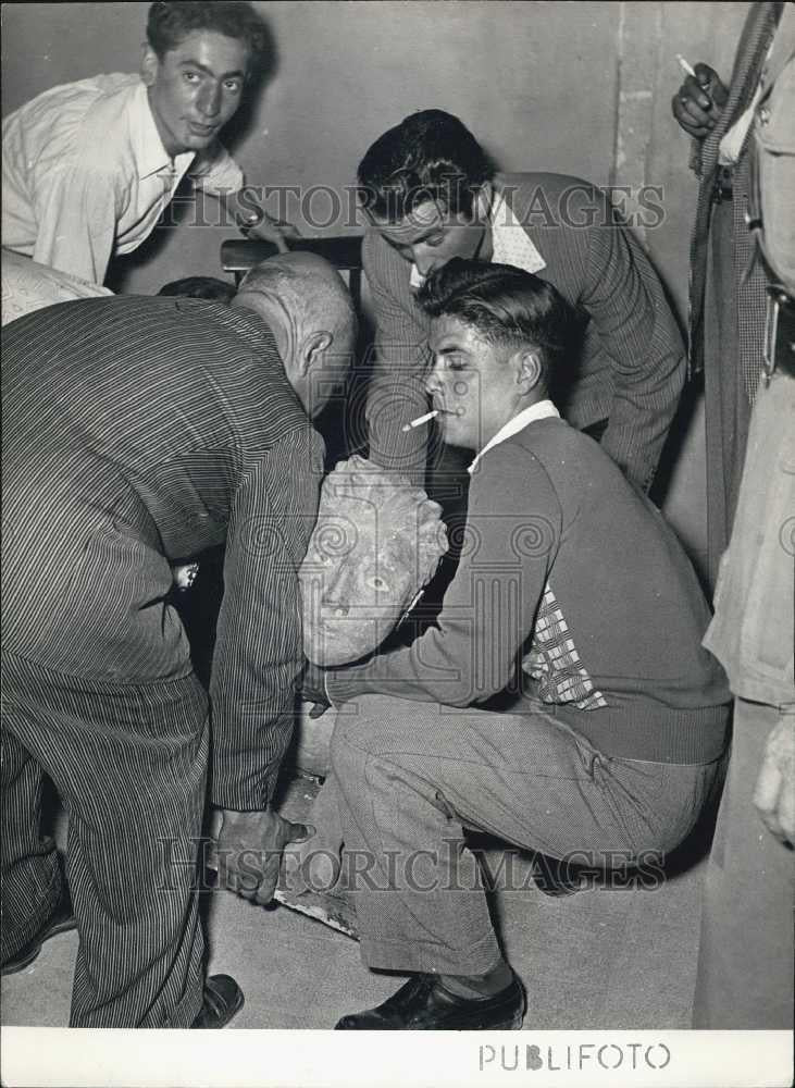 Press Photo Carrying a Statue into the District Court - Historic Images