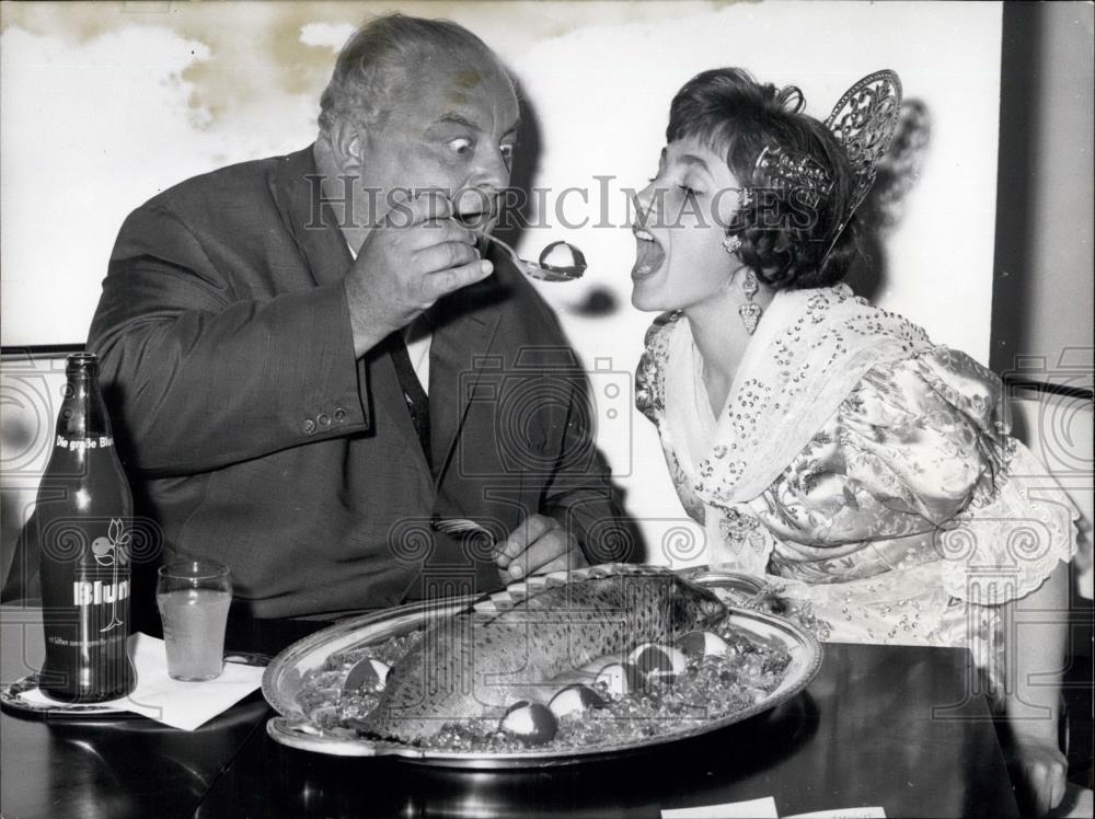 1958 Press Photo Ludwig Schmidseder at the Ikofa Eating At Denmark Exhibit - Historic Images