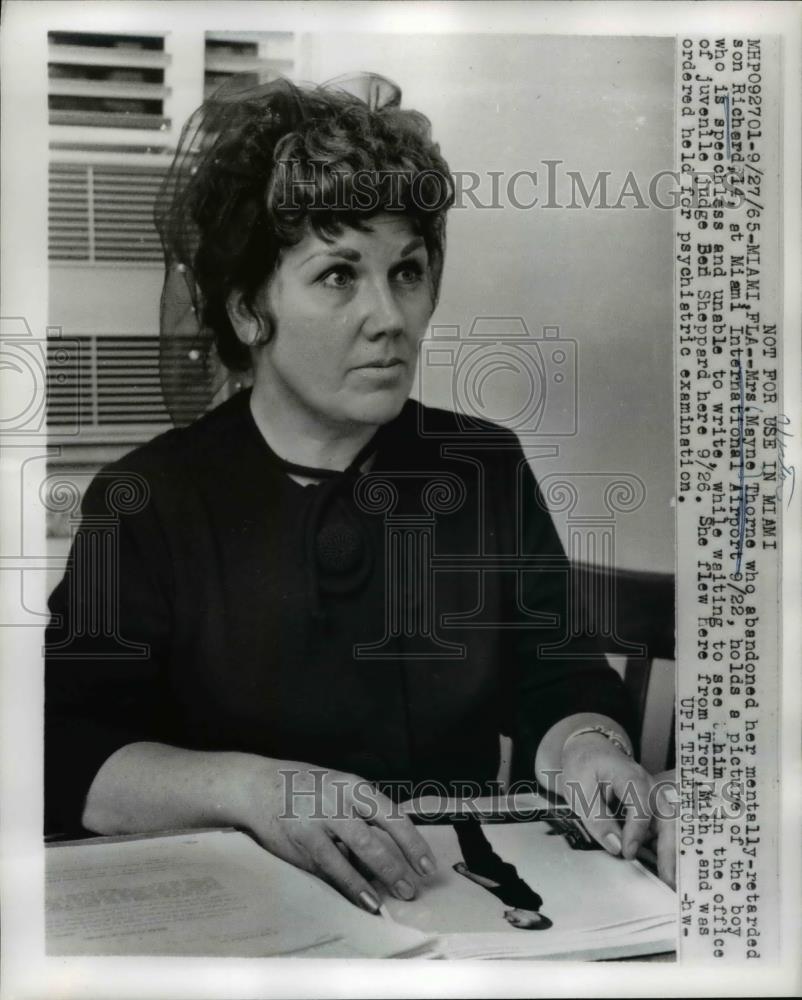 1965 Press Photo Mrs. Mayne Thorne waiting to see her mentally retarded son - Historic Images