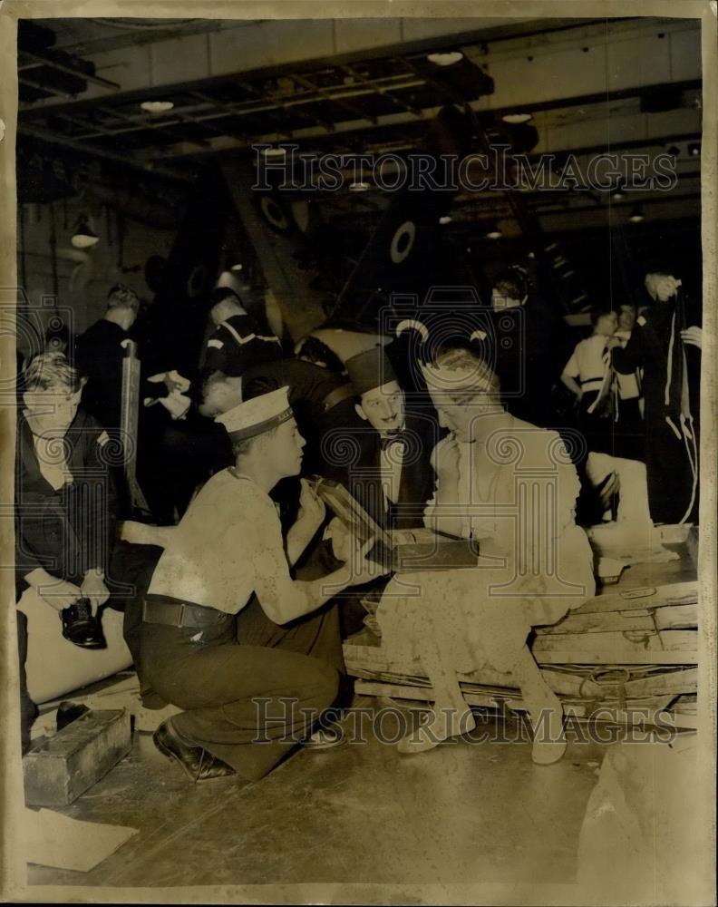 Press Photo Queen&#39;s Visit to Fleet - Historic Images