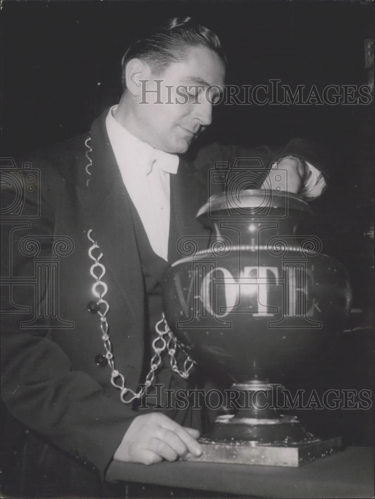 Press Photo Usher Puts Up Poster In Chateau of Versailles For Elections - Historic Images