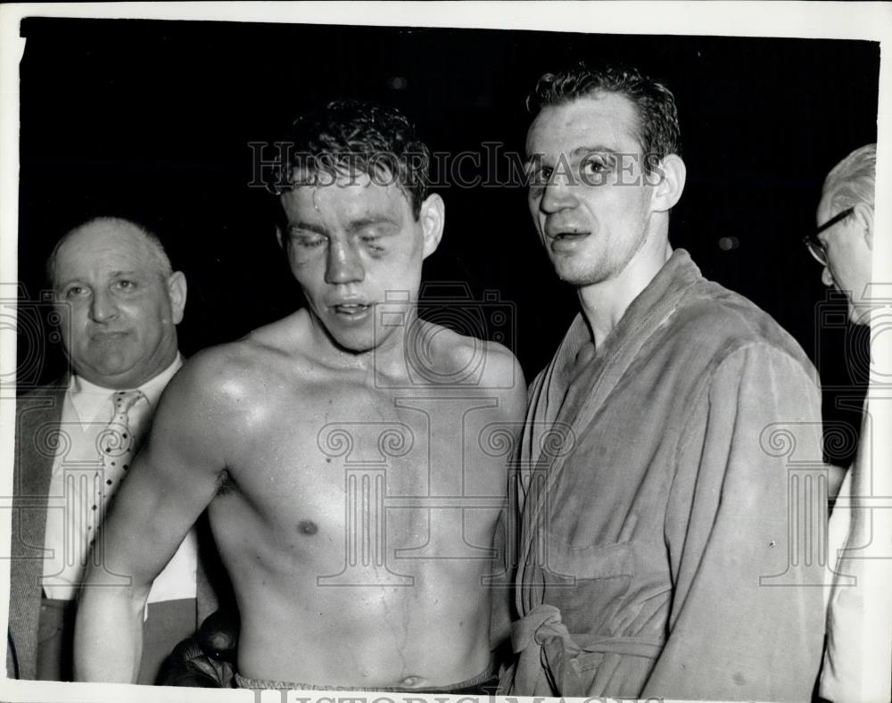 1961 Press Photo BoxersTerry Downes (left) poses with Paul Pender - Historic Images