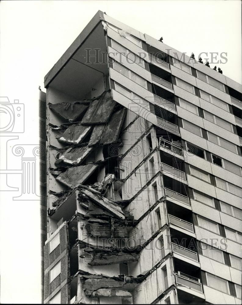 1968 Press Photo 23 Storey Block Of Flats Collapses In East London Killing 15 - Historic Images