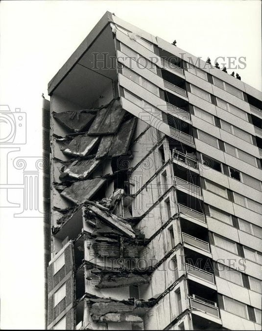 1968 Press Photo 23 Storey Block Of Flats Collapses In East London Killing 15 - Historic Images