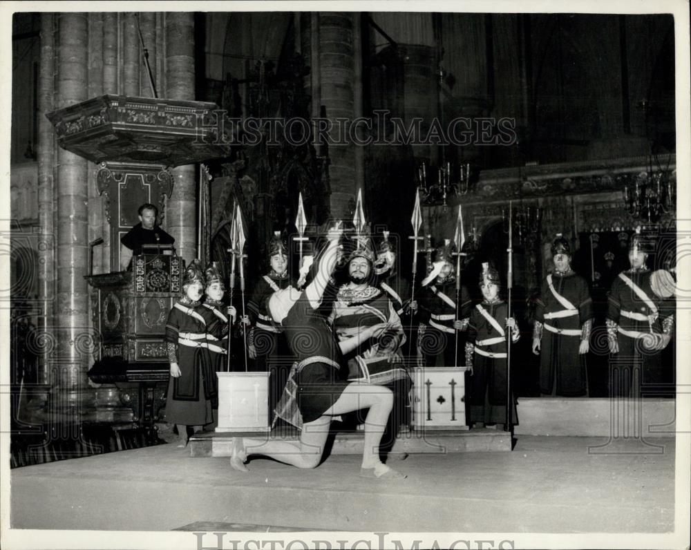 1960 Press Photo Rehearsal for Westminster Abbey play - Historic Images