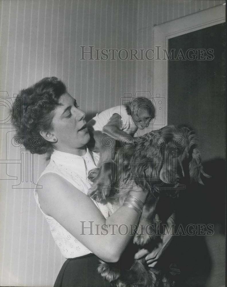 Press Photo Patricia Lane and her dog and rhesus monkey - Historic Images