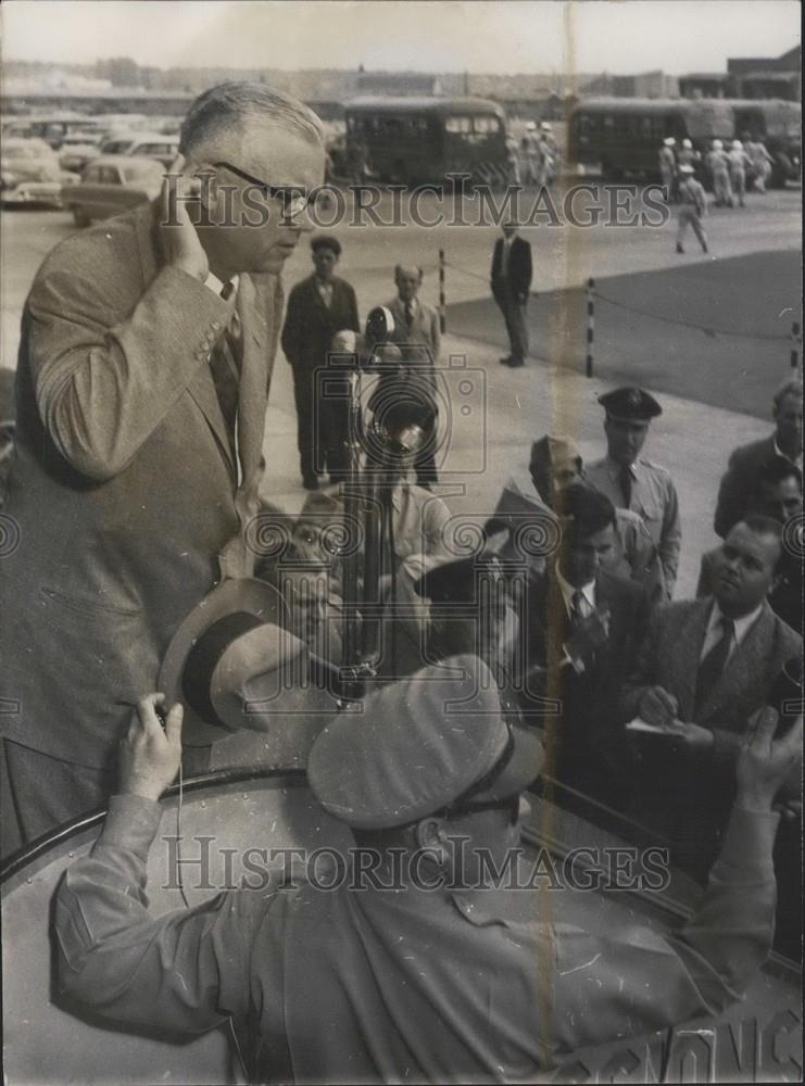 Press Photo American Army Secretary Stevens at the airport in Berlin. - Historic Images